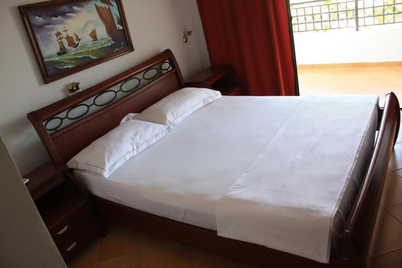 Kanina Hotel&Hostel Sarandë Esterno foto